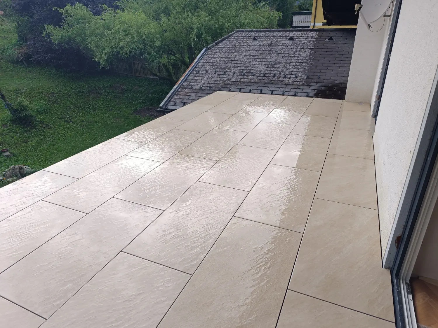 Neue Dachterrasse mit rutschfesten Keramikplatten auf höhenverstellbaren Stelzlager