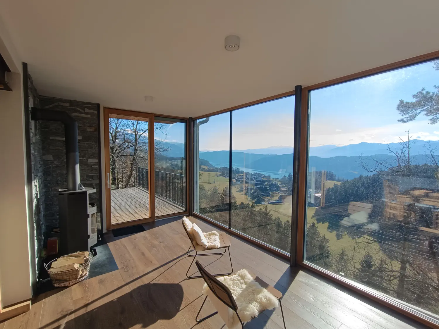 offener, heller Wohnraum mit Blick zum Millstätter See